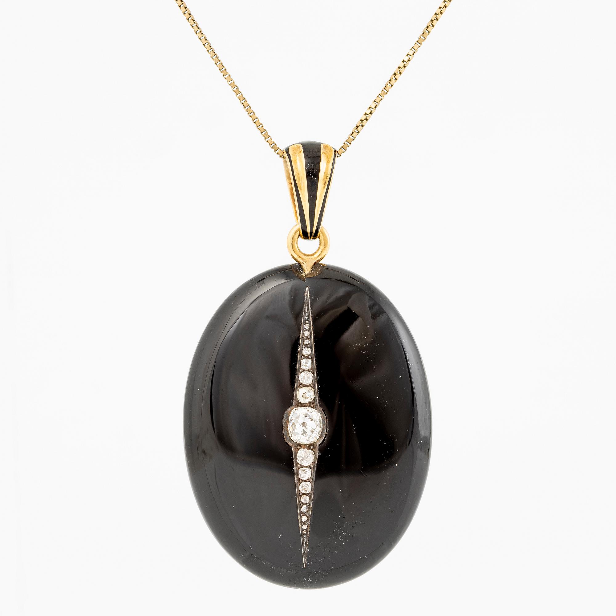 Medallion, 18K gold, onyx, black enamel, and old-cut diamonds, late 19th century.