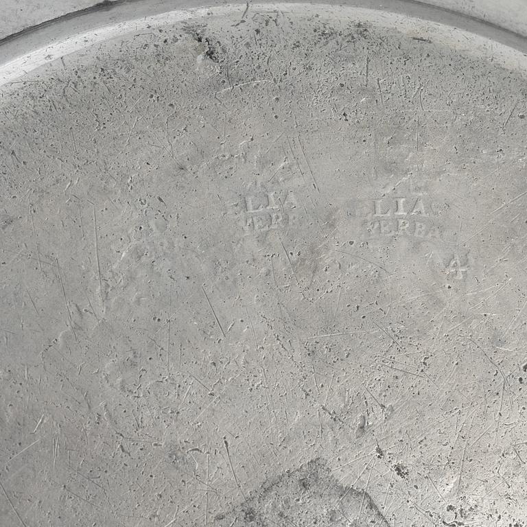 Fat, tallrikar 7 st, skålar 3 st, tenn, mestadels England, 17/1800-tal.