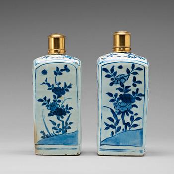 538. A pair of blue and white bottle flasks, Ming dynasty, Wanli (1572-1620).