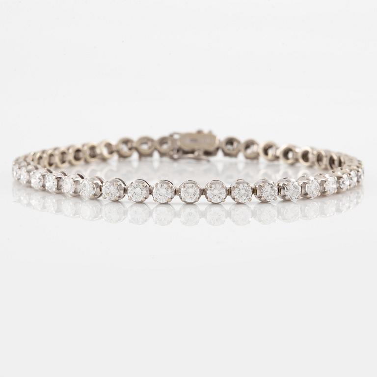 Tennis bracelet, 18K white gold with round brilliant-cut diamonds.
