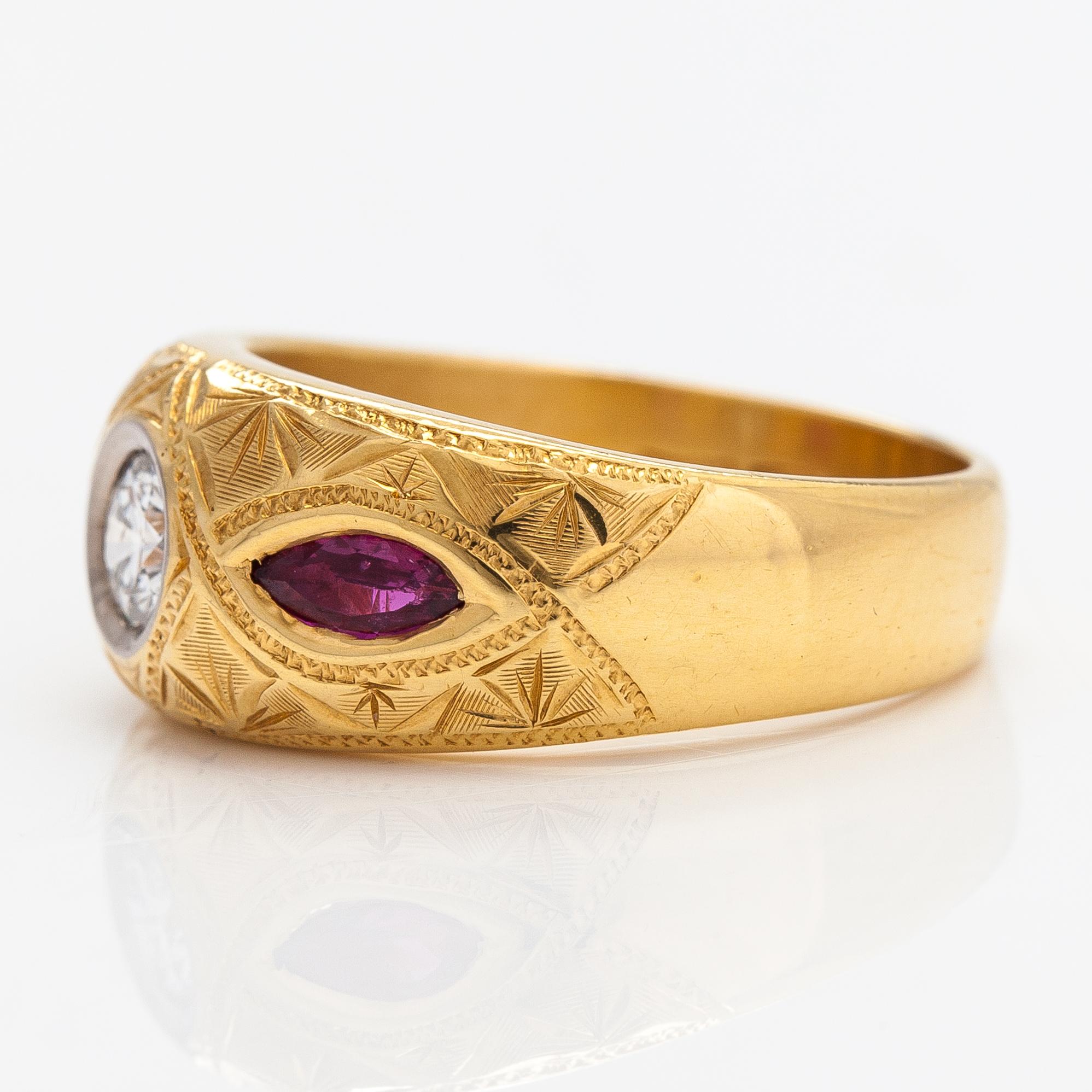 An 18K gold ring with a ca 0.35 ct diamond and rubies. Jurgen Girgsdies Juvel-Guldsmedja, Västerhaninge.