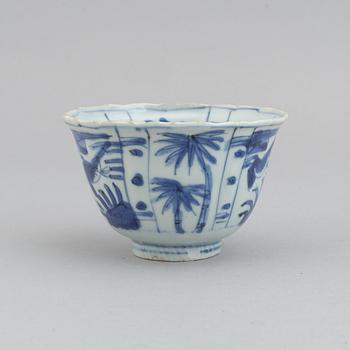 A blue and white porcelain 'Kraak ware', 'Crowcup' Ming dynasty, Wanli (1572-1620).