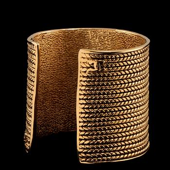 ARMBAND, gulmetall, Chanel, Paris, numrerat 136.