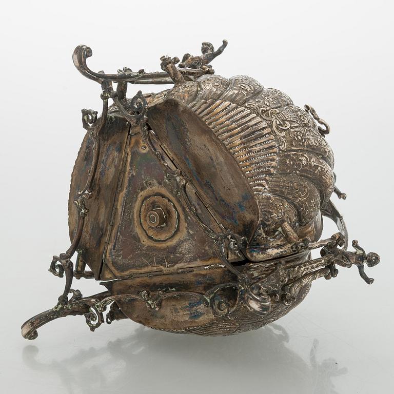 Biscuit / bread warmer, silver, Holland, later half of the 20th century.
