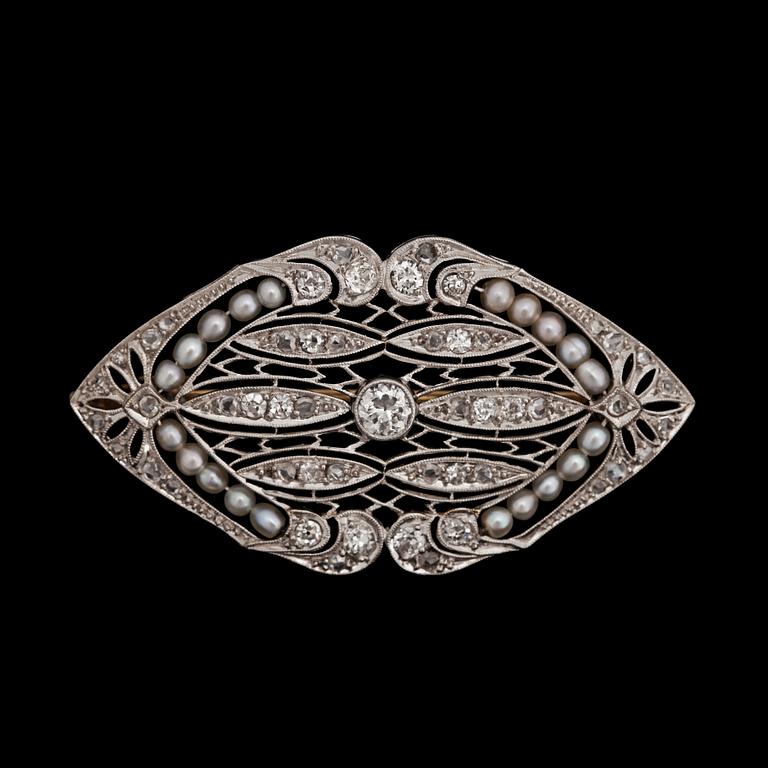 An old cut diamond brooch with oriental pearls. Early twentieth century.