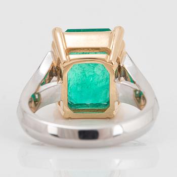 An 18K gold ring set with a Colombian emerald 8.10 cts.