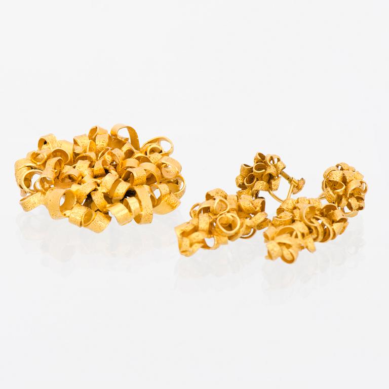 LOTTA ORKOMIES, BROOCH and EARRINGS, 18K . A. Tillander, Helsingfors 1969.