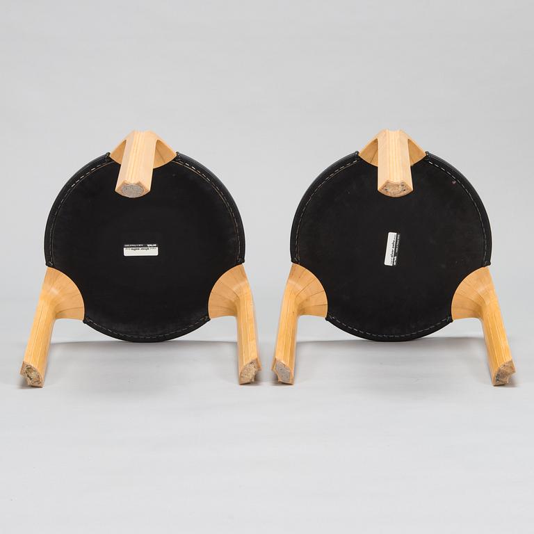 Alvar Aalto, pallar, ett par, modell X600 för  Artek 2003.