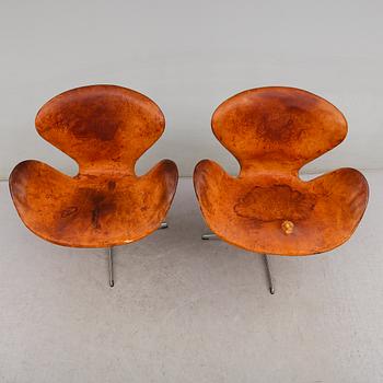FÅTÖLJER, 1 par, "Svanen", Arne Jacobsen för Fritz Hansen, 1900-talets mitt.
