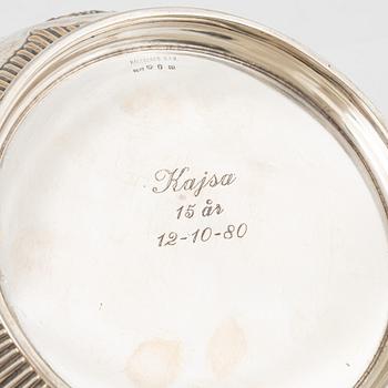 A silver bowl and a tray, including CG Hallberg, Stockholm, 1909.