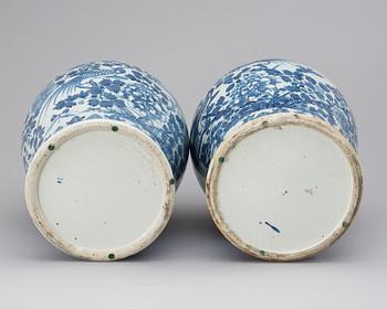 A pair of large blue and white jar. Late Qing dynasty 20th century.