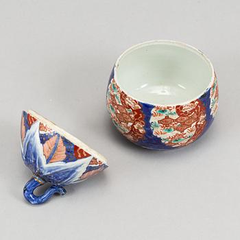 An imari pear shaped jar with cover, Japan, Meiji period (1868-1912).