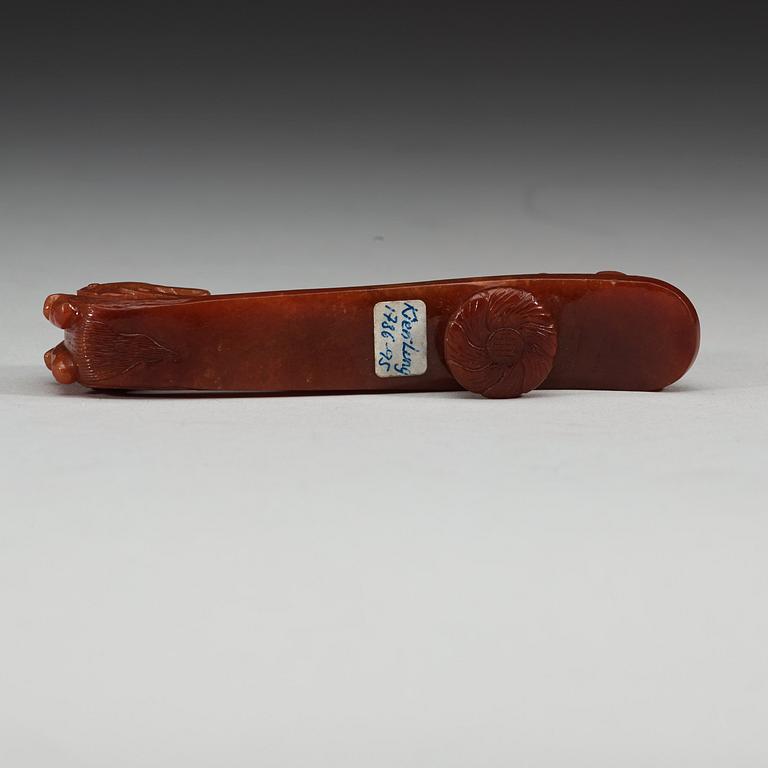 A carved jade belt hook, Qing dynasty (1644-1912).