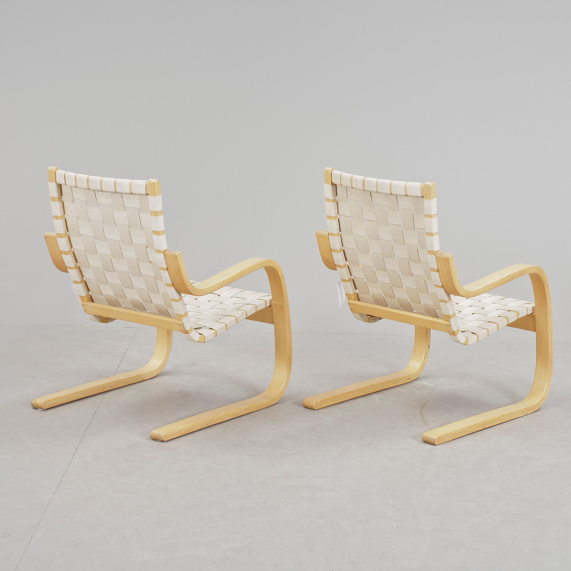 FÅTÖLJER, ett par. Modell 406, Alvar Aalto. Modellen formgiven 1947.