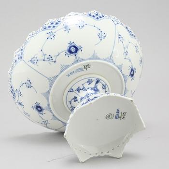 A porcelian bowl on foot, model "1022", Musselmalet, Royal Copenhagen.