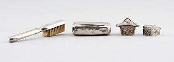 SILVERFÖREMÅL, 4 delar, 1900-tal. Vikt med borste ca 145 g.