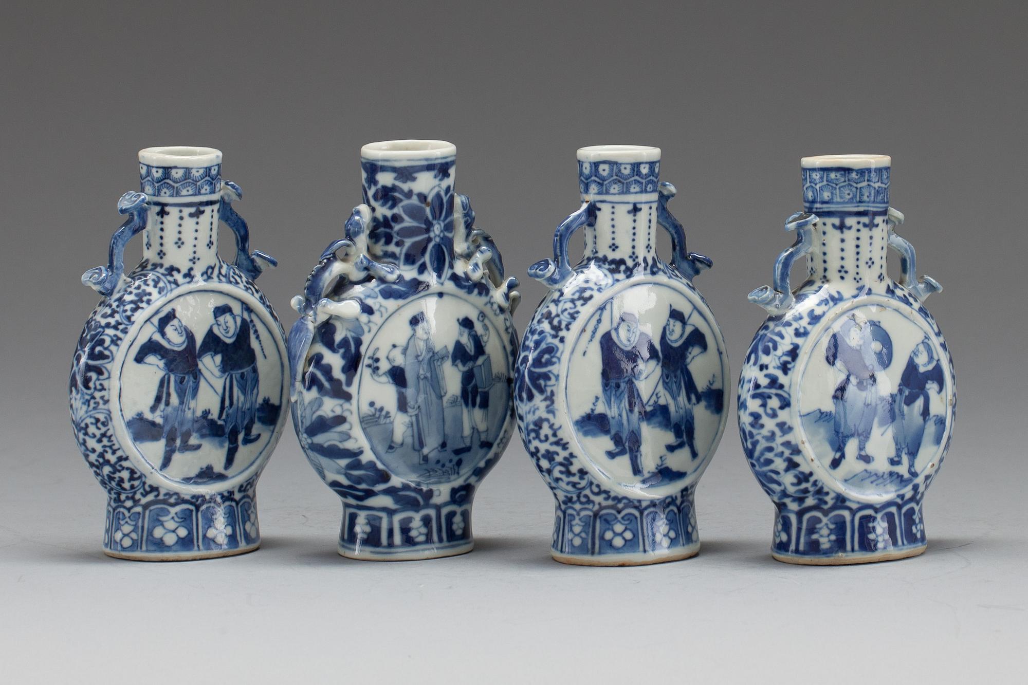PILGRIMSFLASKOR, 4 st, porslin, Kina, sen Qing-dynasti, 18/1900-tal.