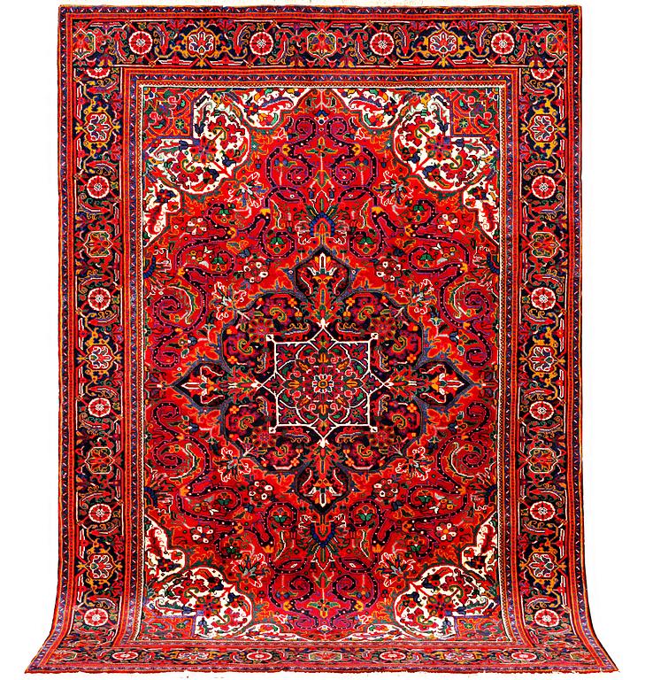 A Heriz carpet, c. 303 x 203 cm.