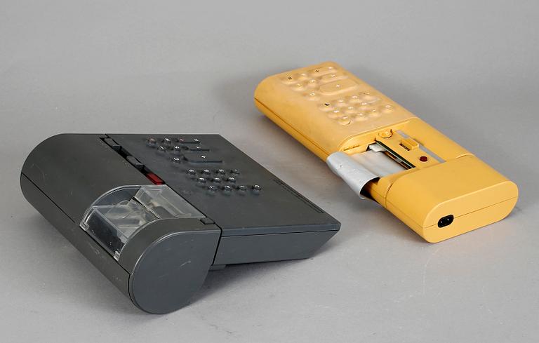 RÄKNEMASKINER, 2 st, Mario Bellini, Olivetti, 1900-talets sista kvartal.