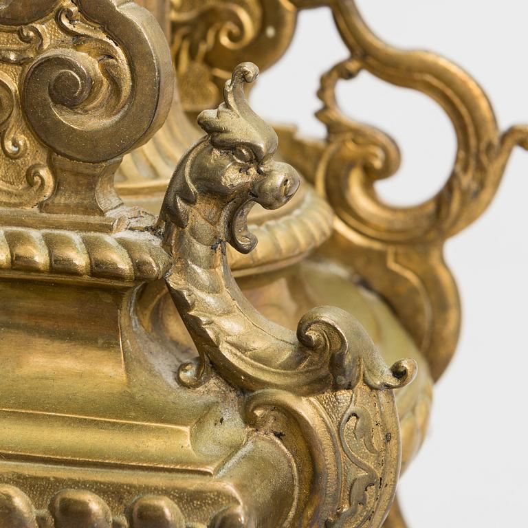 A mantel clock around 1900.