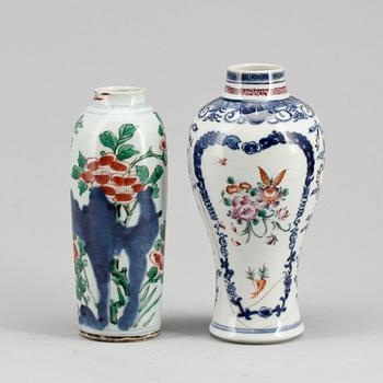VASER, 2 st, porslin, Kina, 1700/1800-tal.