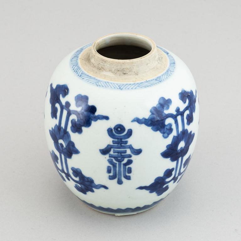 A blue and white jar, Qing dynasty, Kangxi (1662-1722).