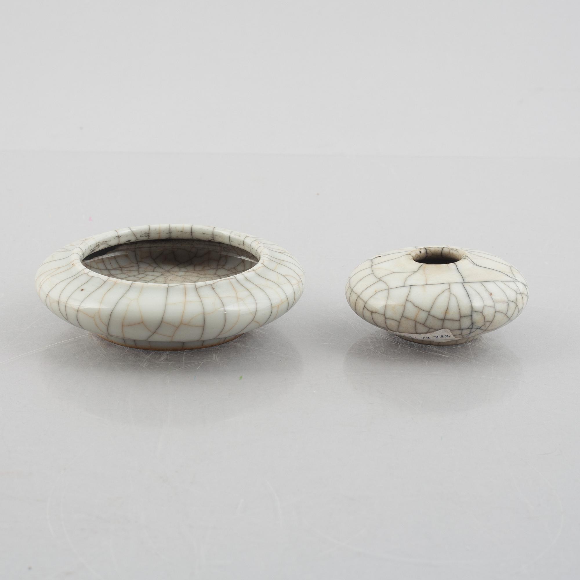 A Chinese ge glazed stoneware brush washer, a vase and two bowls, early 20th century.