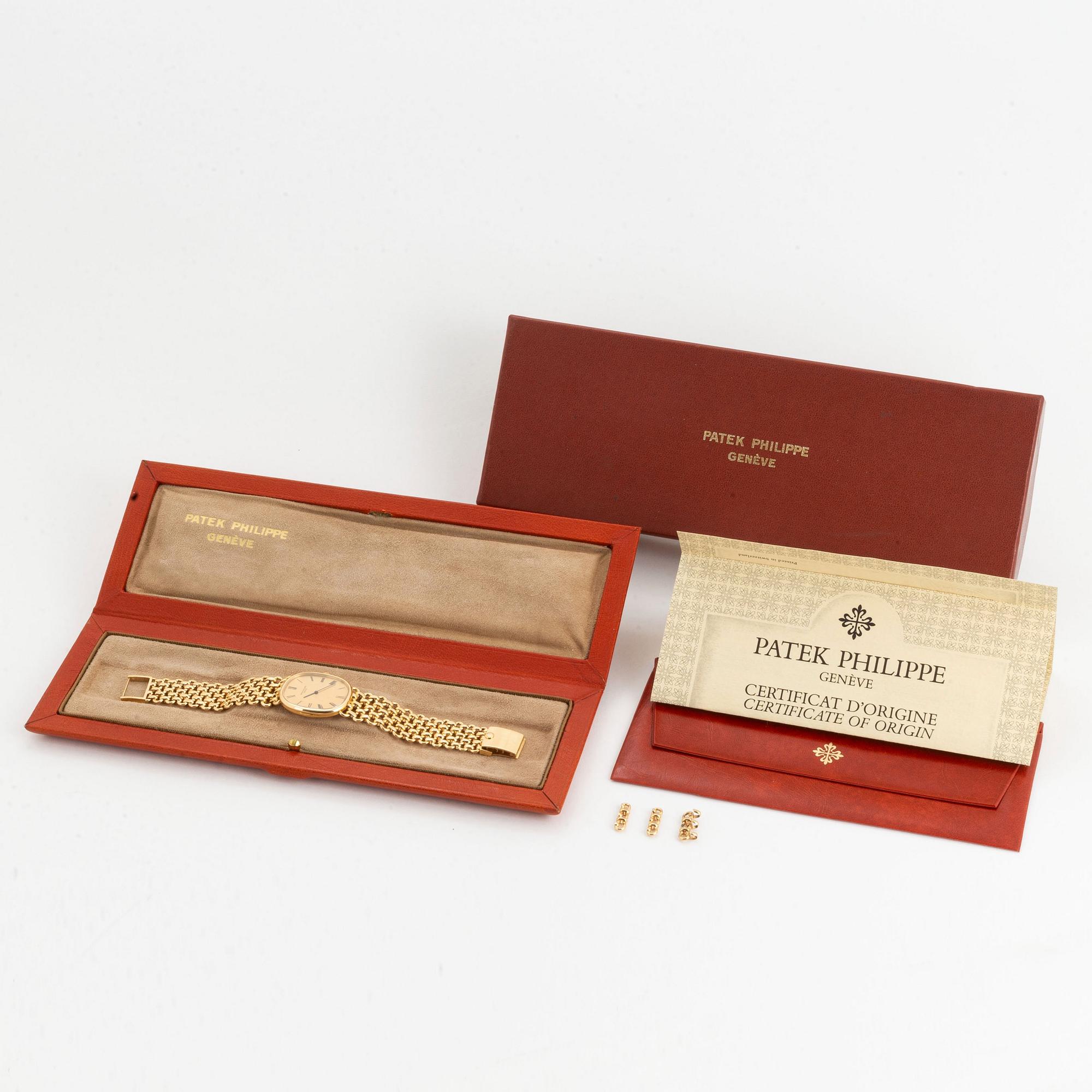 Patek Philippe, Golden Ellipse, wristwatch, 27 x 32 mm.
