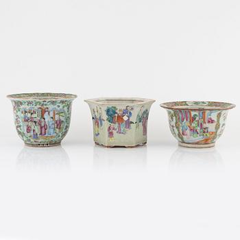 Three porceain flower pots, China, Qing dynasty, second half of the 19th century and around 1900.