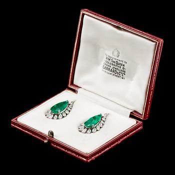 A pair of emerald and diamond earring pendants, app. tot. 4.50 cts.