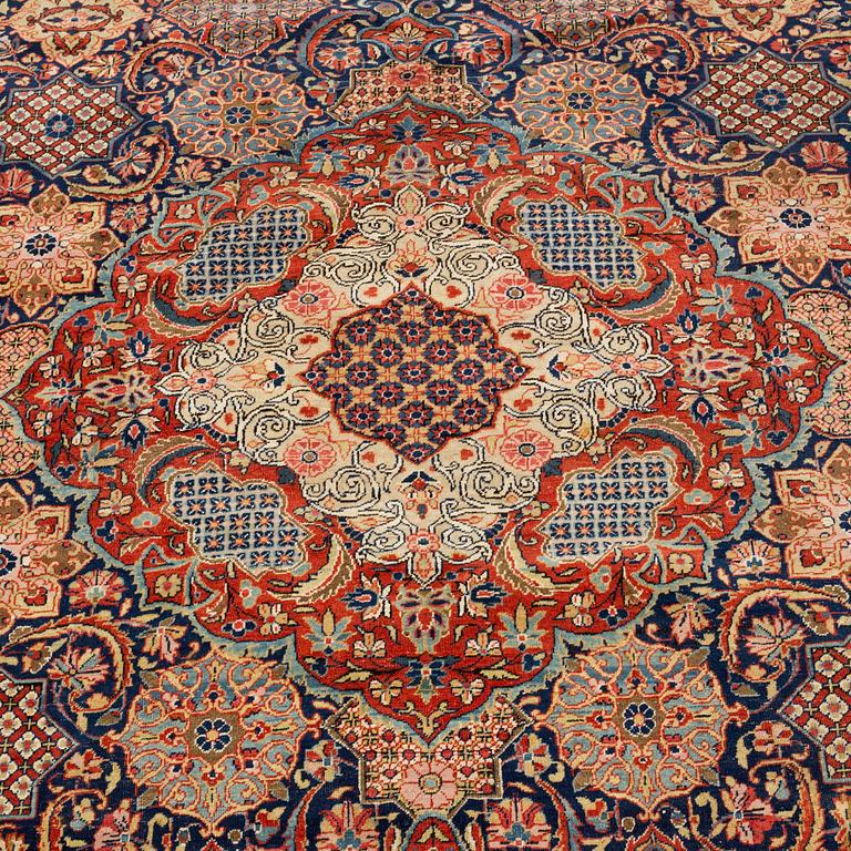 Matto, semi-antique Tabriz, ca 357,5 x 253,5-263 cm.