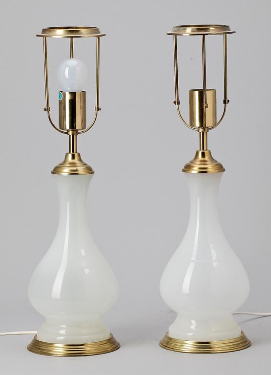BORDSLAMPOR, ett par, glas samt mässing, troligen Italien 1900-talets mitt, inköpta på Svenskt Tenn.