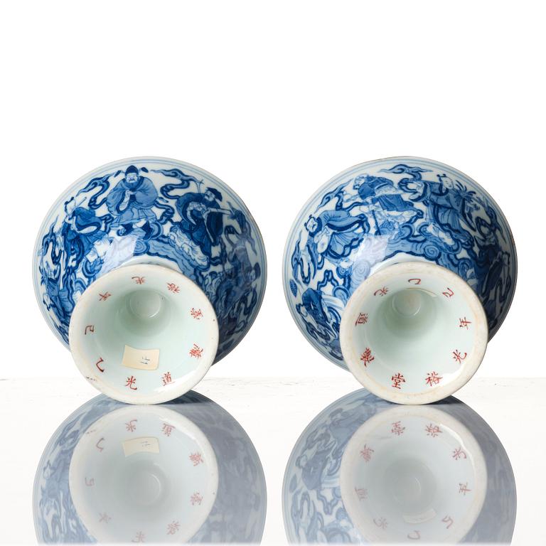 Stemcups, ett par, porslin. Qingdynastin med Daoguangs märke och period.
