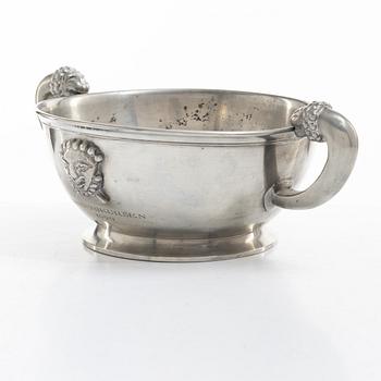 Anna Petrus, och Estrid Ericson, skål med hänklar, tenn, Firma Svenskt Tenn, Stockholm 1928.