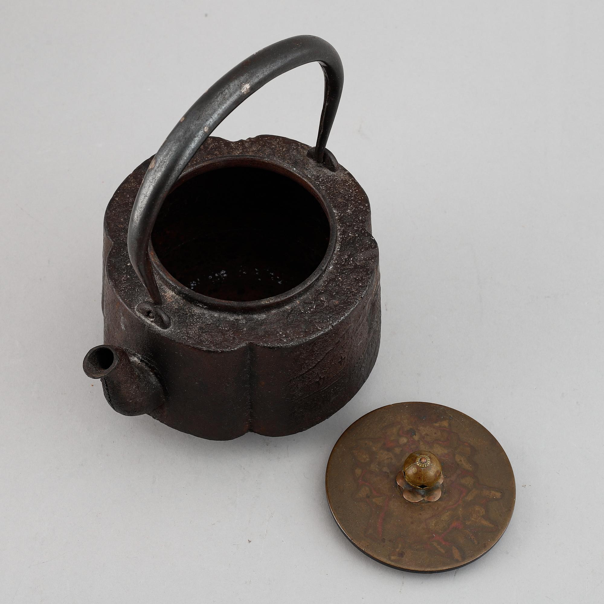 Tekanna, järn och kopparlegering. Japan, Meiji (1868-1912).