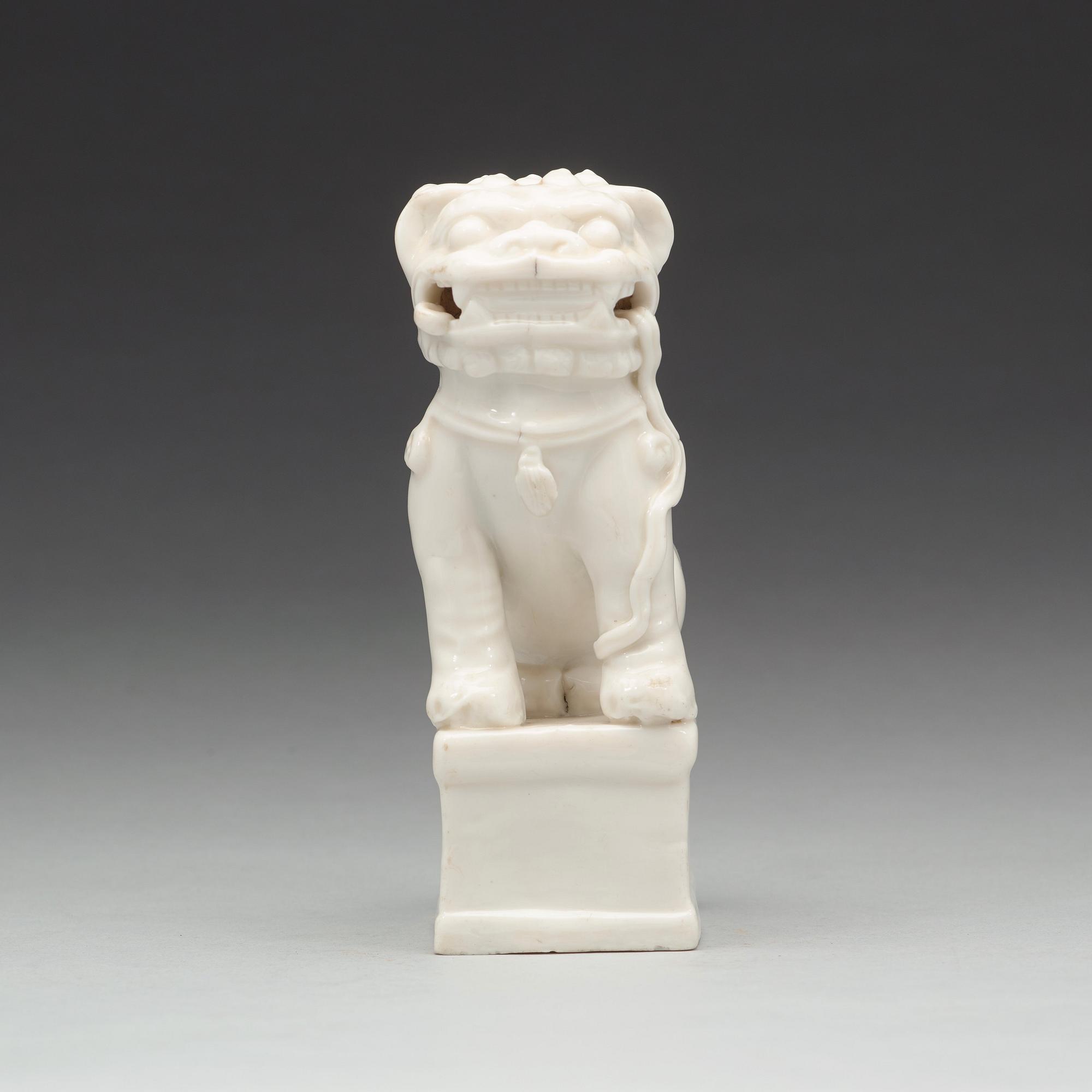 RÖKELSEHÅLLARE, blanc de chine. Qingdynastin, Kangxi (1662-1722).