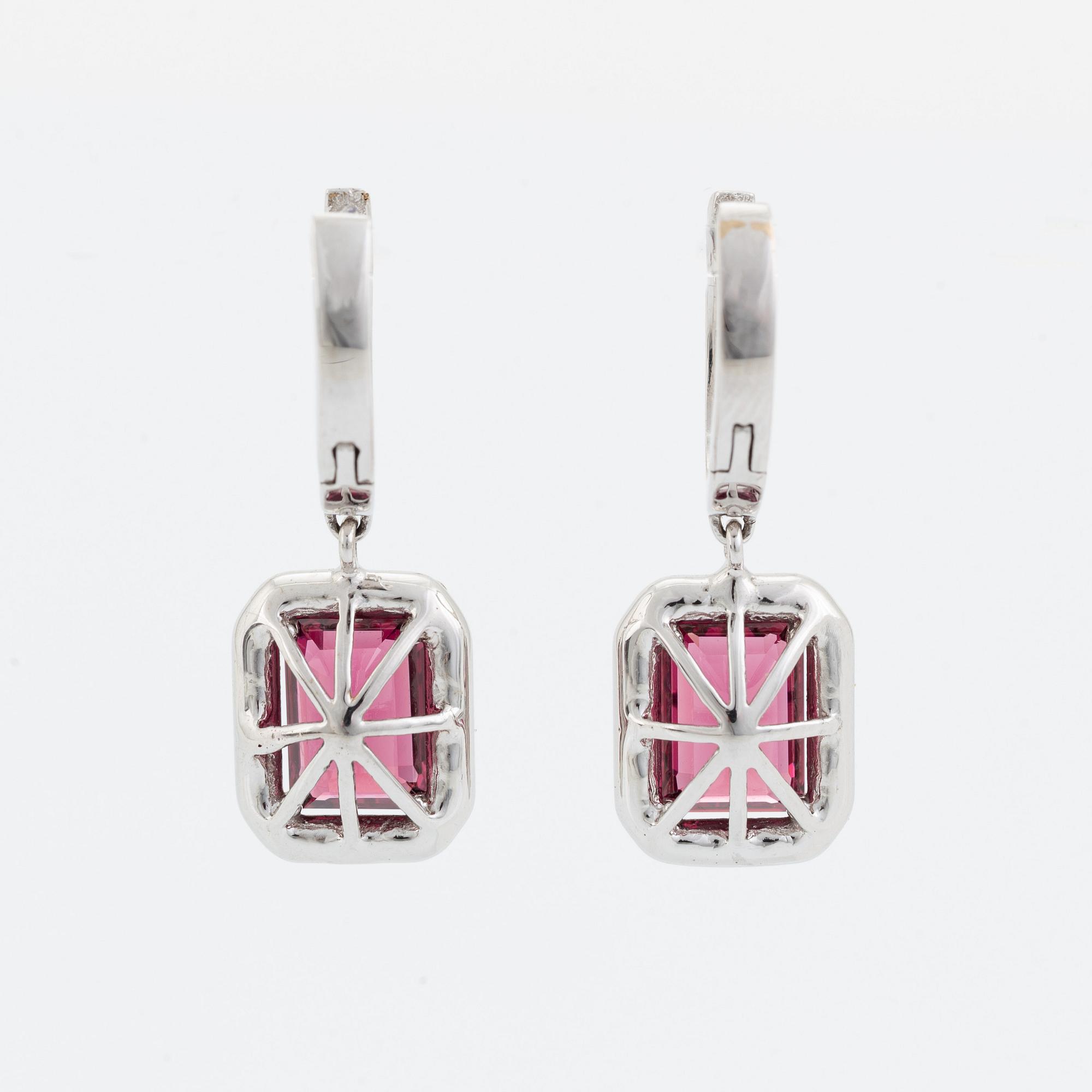 Örhängen med turmaliner och briljantslipade diamanter.