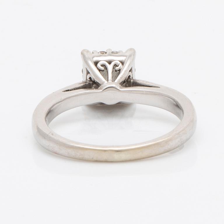 Ring 14K whitegold 1 princess-cut and brilliant-cut diamonds approx 0,30 ct in total.