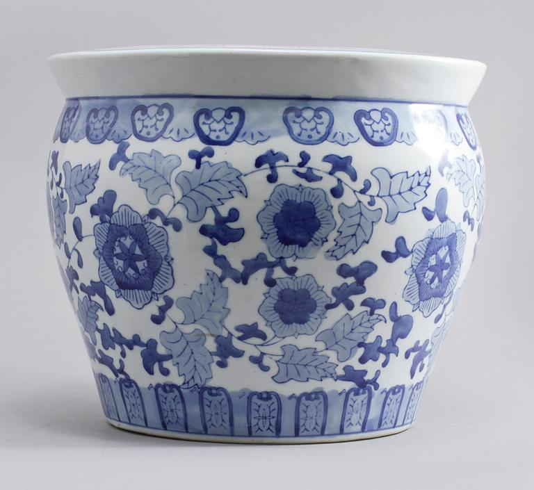 FISKBASSÄNG, Kina, porslin, 1900-tal/modern tillverkning.