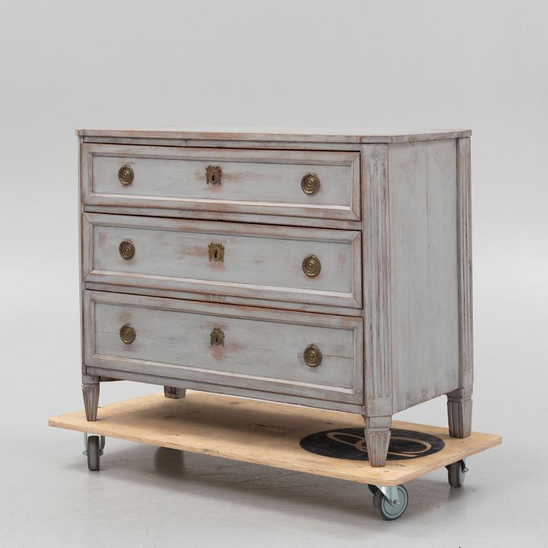 A Gustavian chest of drawers, around the year 1800.
