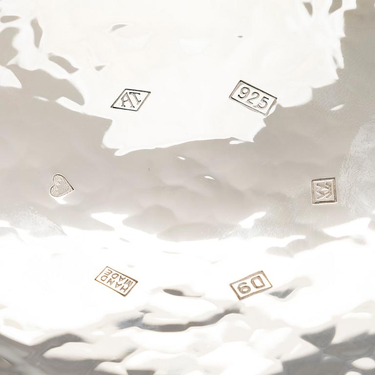 A. Tillander, skål, sterlingsilver och emalj. Helsingfors 2005.