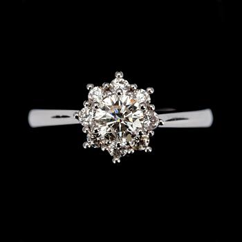 RING, vitguld 18K, briljantslipade diamanter, mittsten 0,46 ct, sidostenar tot. 0,29 ct. Intyg 212.