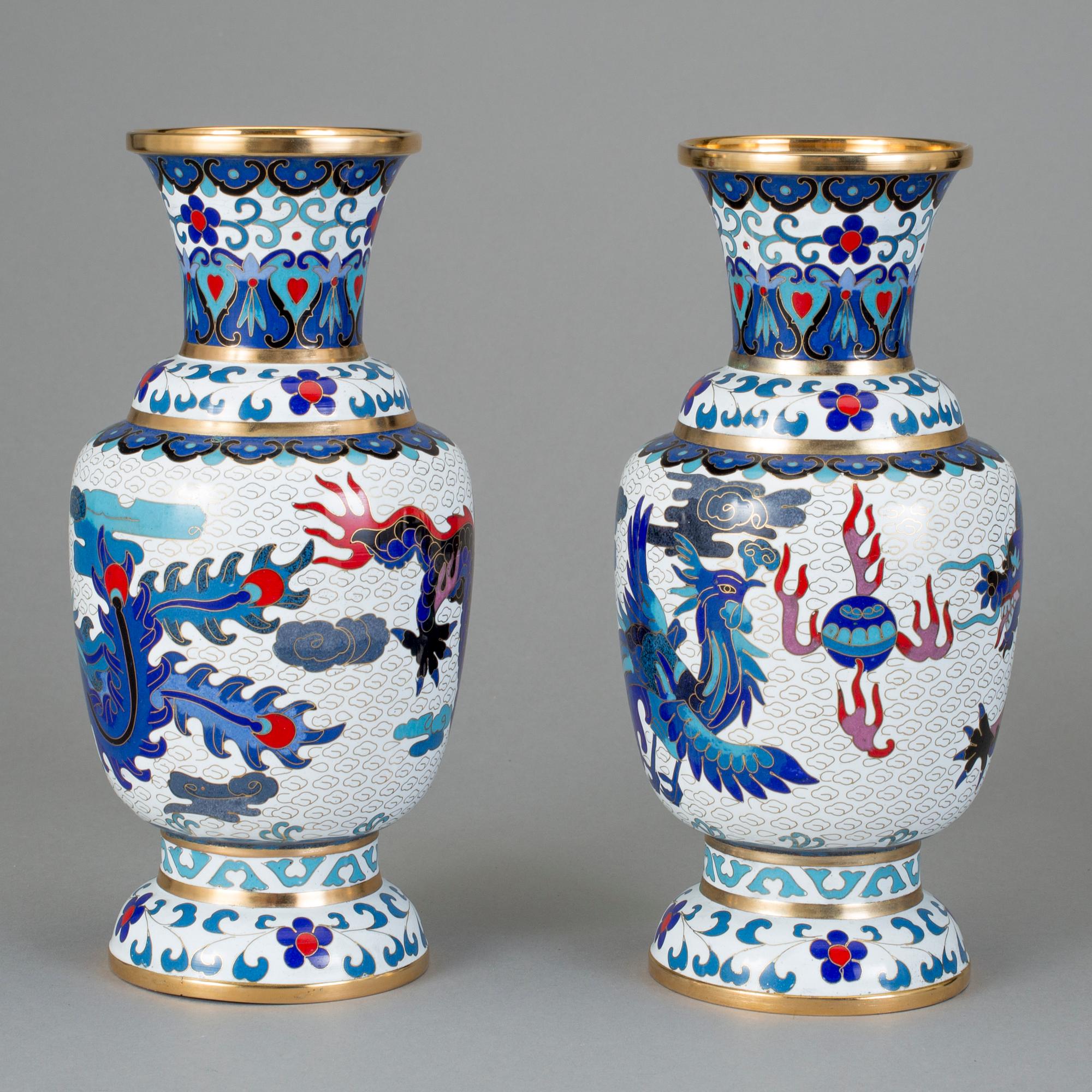 URNOR, ett par, cloisonné, 1900-tal.