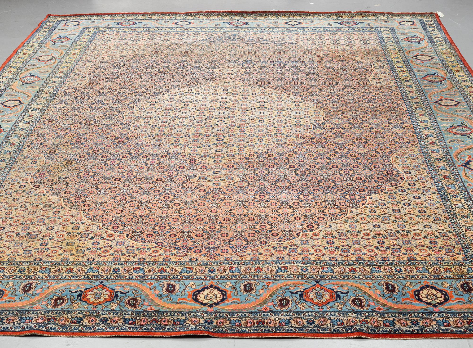 A semi-antiqie Qum carpet. Around 440 x 307 cm.
