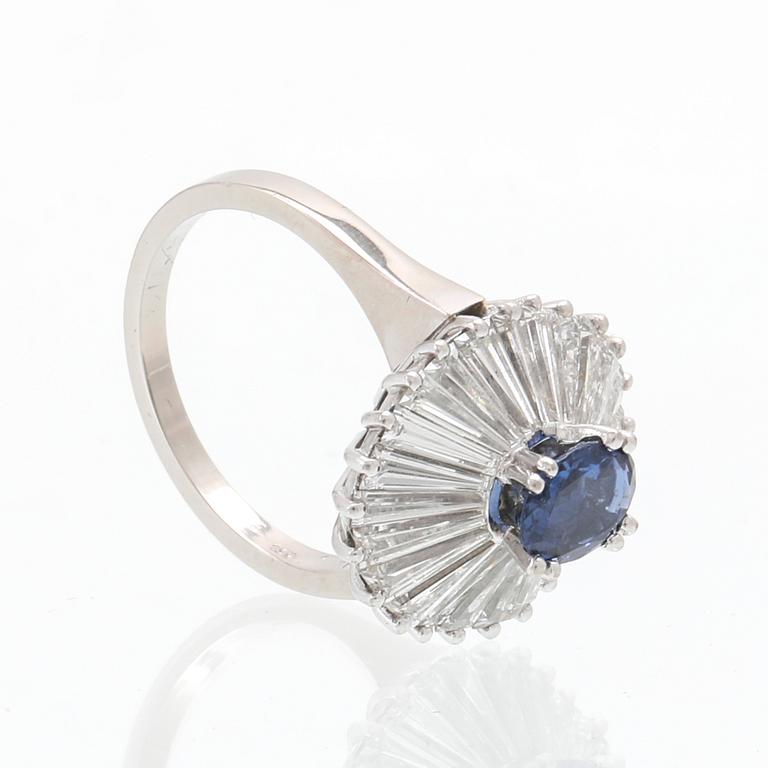 Ring in 18K white gold with an oval faceted sapphire and baguette-cut diamonds.