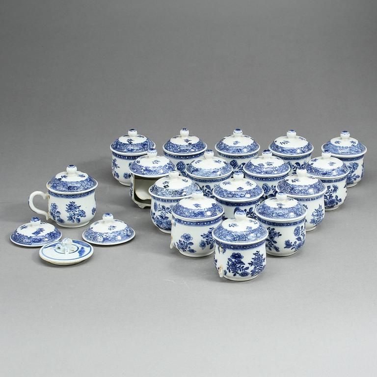 CREMEKOPPAR, 16 st, porslin, Kina, 1700-tal.