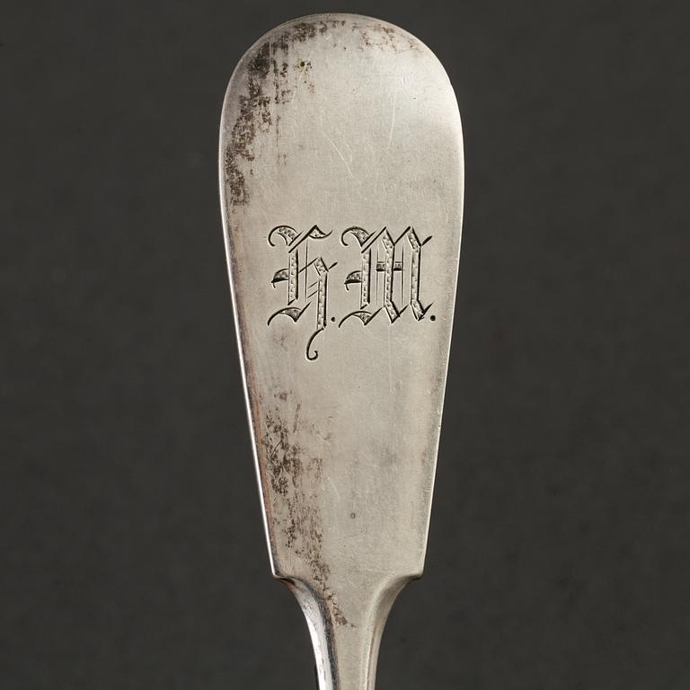 GUSTAF MÖLLENBORG, såssked, Stockholm, 1835 och PARTI SILVERBESTICK, 42 delar, bl.a. Rosenholm. Vikt 1183 g.