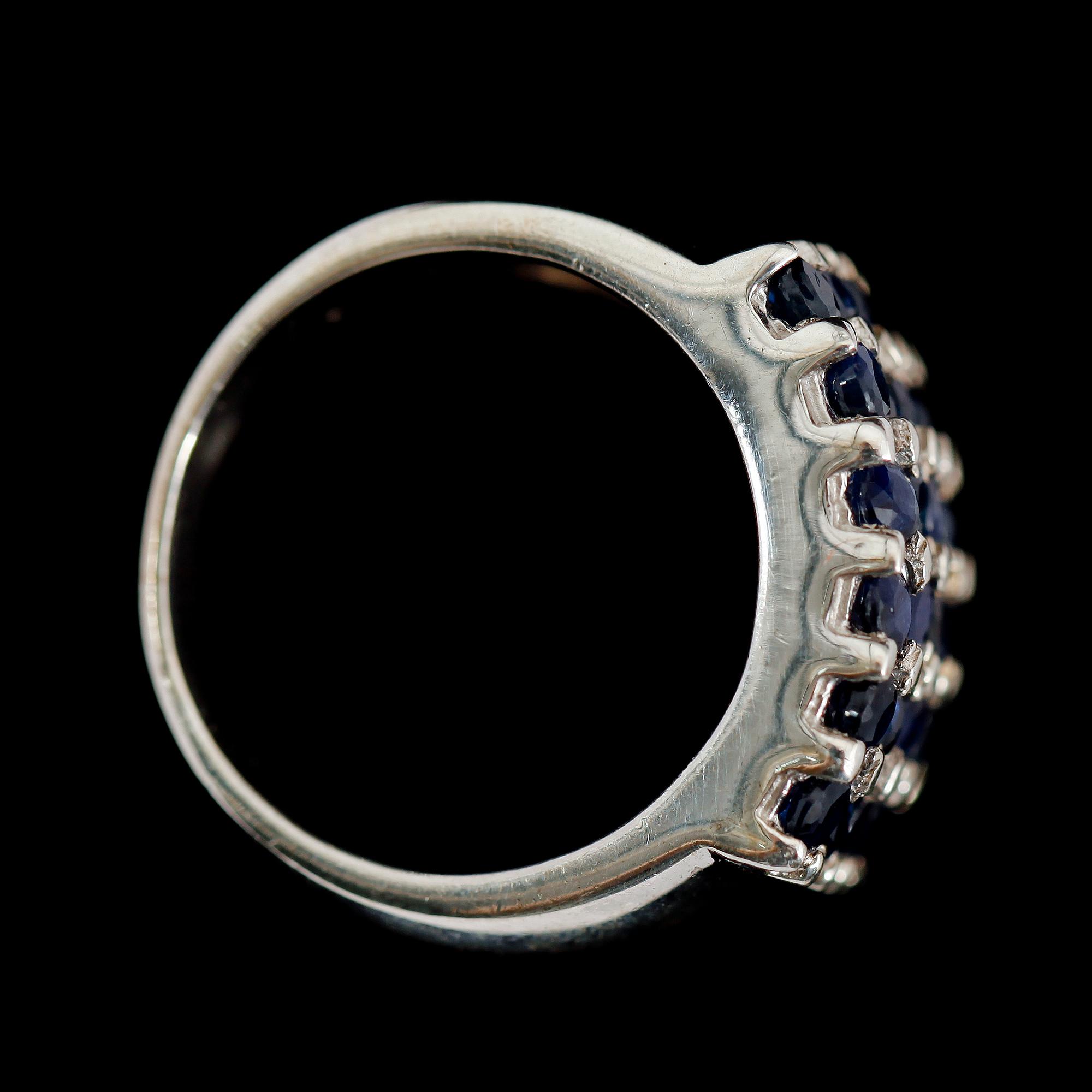 RING, sterlingsilver, med 35 blå safirer totalt ca 3.5ct. Vikt ca 13,3g.