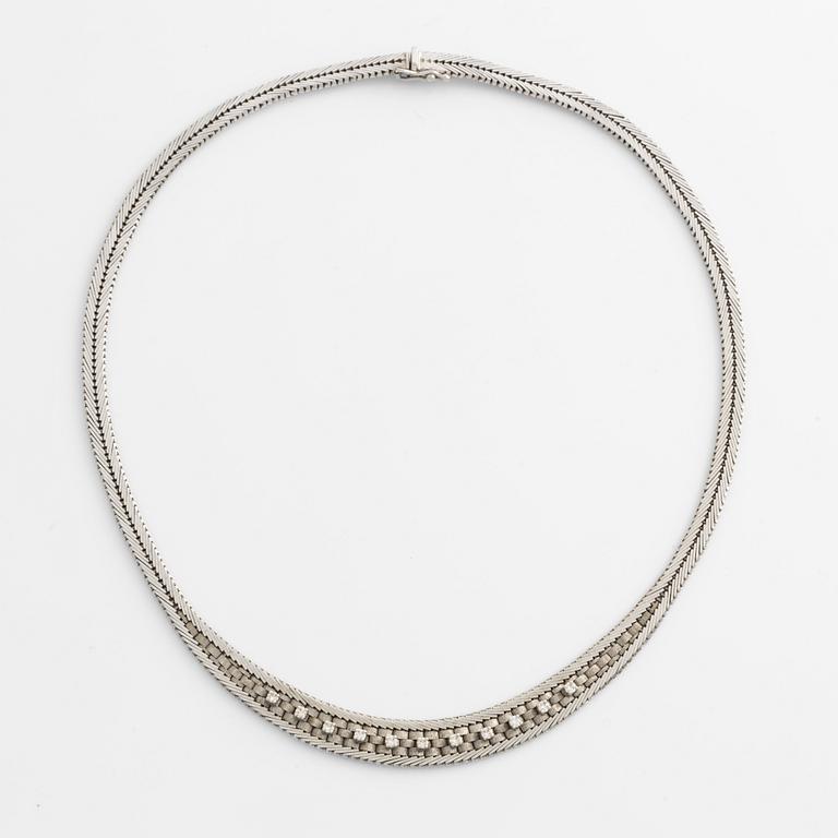 Bucherer, collier vitguld med 11 st briljantslipade diamanter.