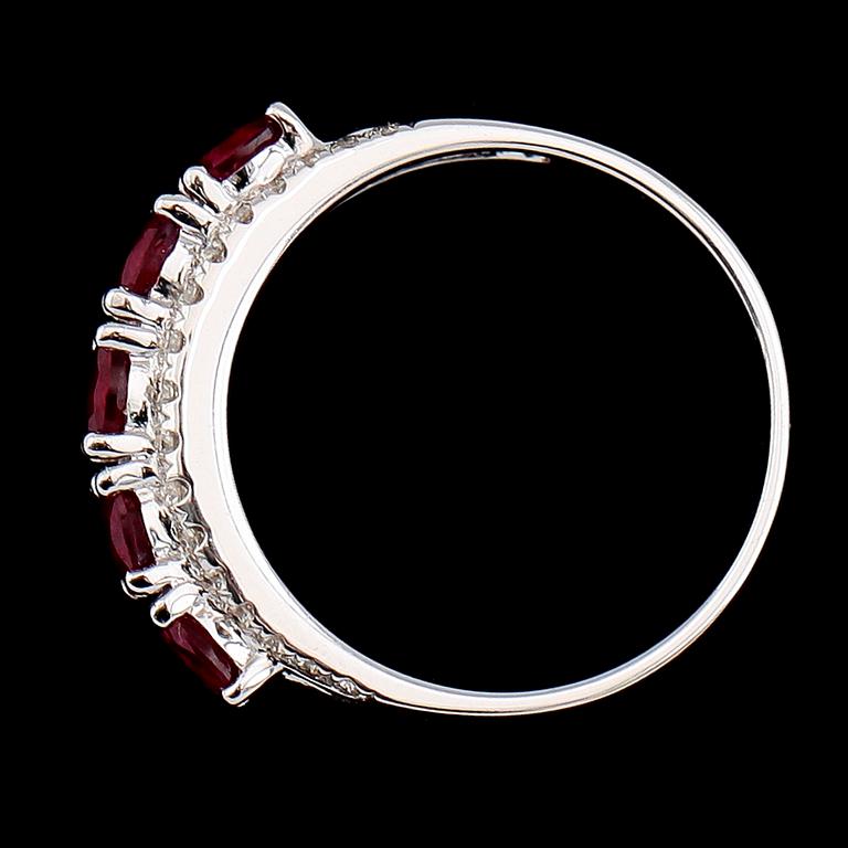 RING, 18K vitguld, 5 rubiner tot ca 1.15 ct, diamanter tot ca 0.27 ct.